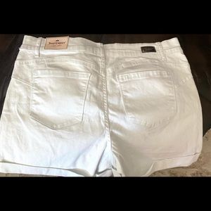 new with tags juicy couture white shorts, Size 16